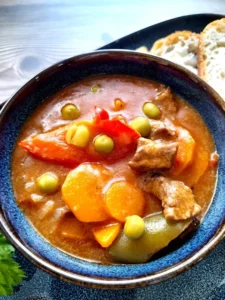 Gulasz wołowy z warzywami