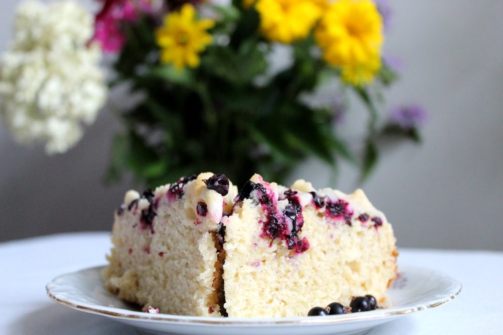 Ciasto ucierane z czarną porzeczką i kruszonką