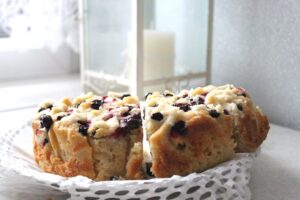 Ciasto ucierane z czarną porzeczką i kruszonką