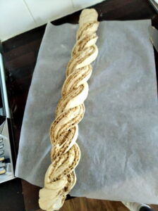 Drożdżowy wieniec orzechowy