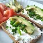 Kanapki z awokado, pomidorem i szczypiorkiem