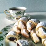 Kruche rogaliki z marmoladą różaną