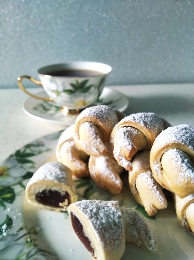 Kruche rogaliki z marmoladą różaną