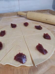 Kruche rogaliki z marmoladą r&oacute;żaną