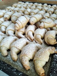 Kruche rogaliki z marmoladą r&oacute;żaną