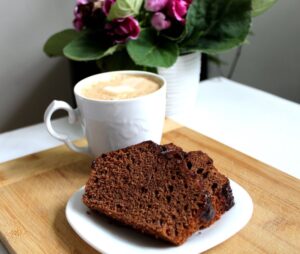 Pokrojone kawałek murzynka na talerzyku