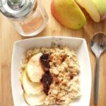 Owsianka z jabłkiem, dżemem i cynamonem