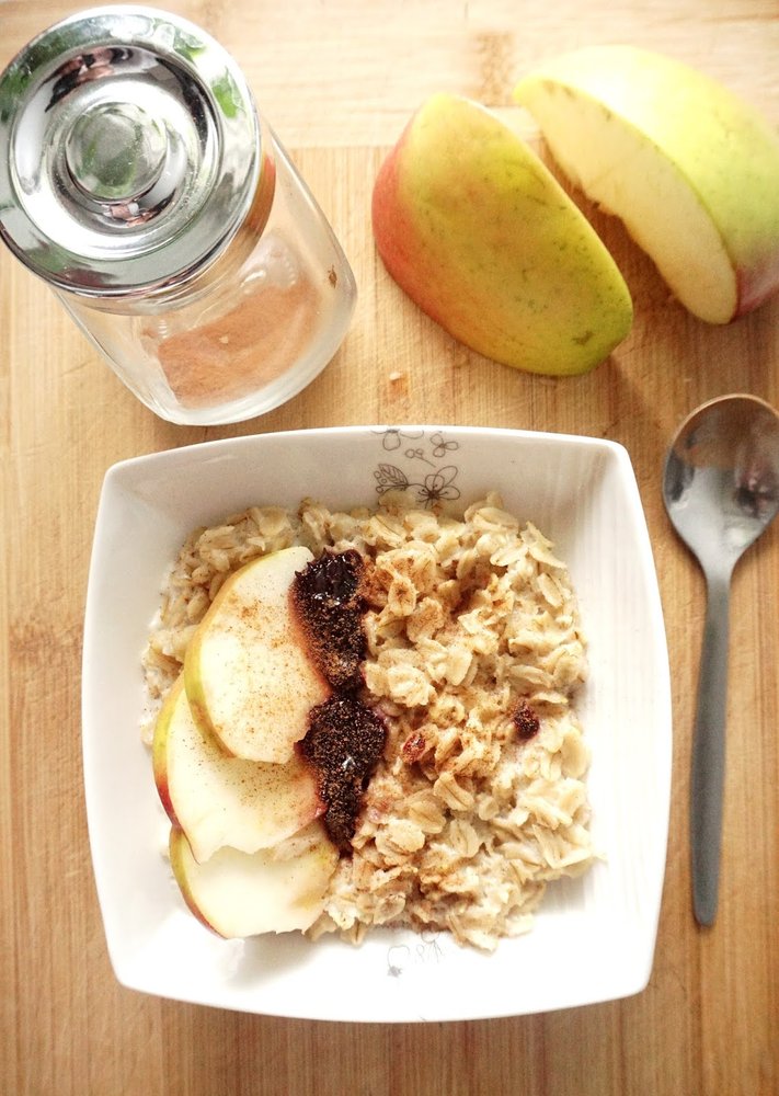 Owsianka z jabłkiem, dżemem i cynamonem