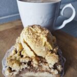 Szarlotka z prażonymi jabłkami i lodami