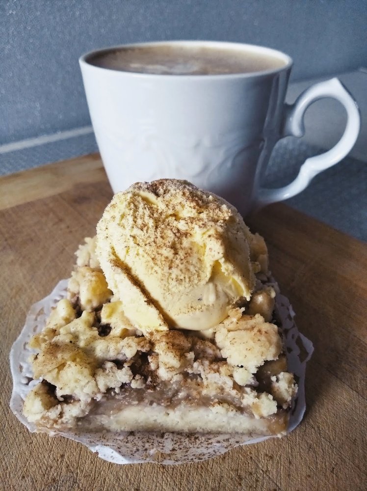 Szarlotka z prażonymi jabłkami i lodami