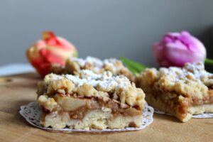 Szarlotka podana na talerzu