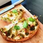 Tarta z brokułem i wędzonym łososiem