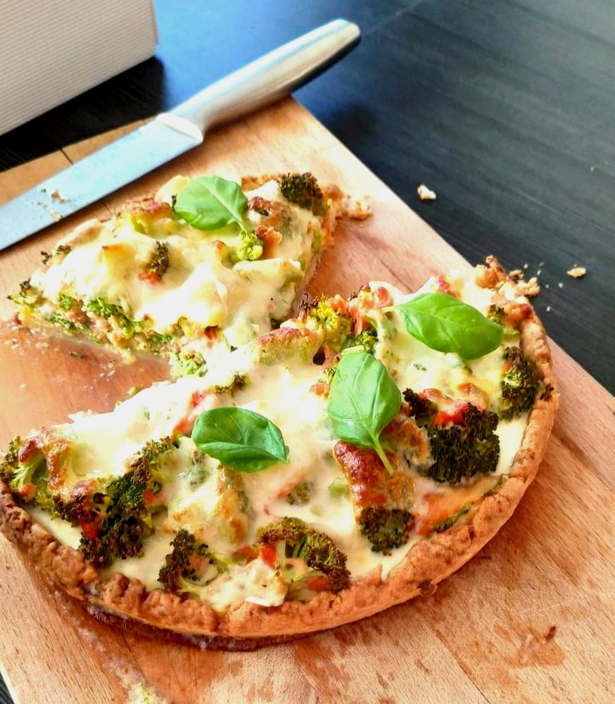 Tarta z brokułem i wędzonym łososiem