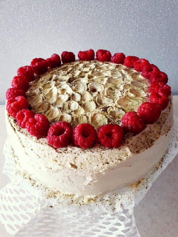 Tort z herbatą matcha i malinami