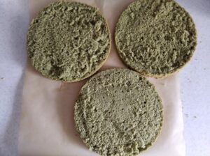 Zielony tort z herbatą matcha i malinami