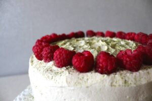 Zielony tort z herbatą matcha i malinami