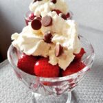 Truskawkowy puchar ze śmietaną