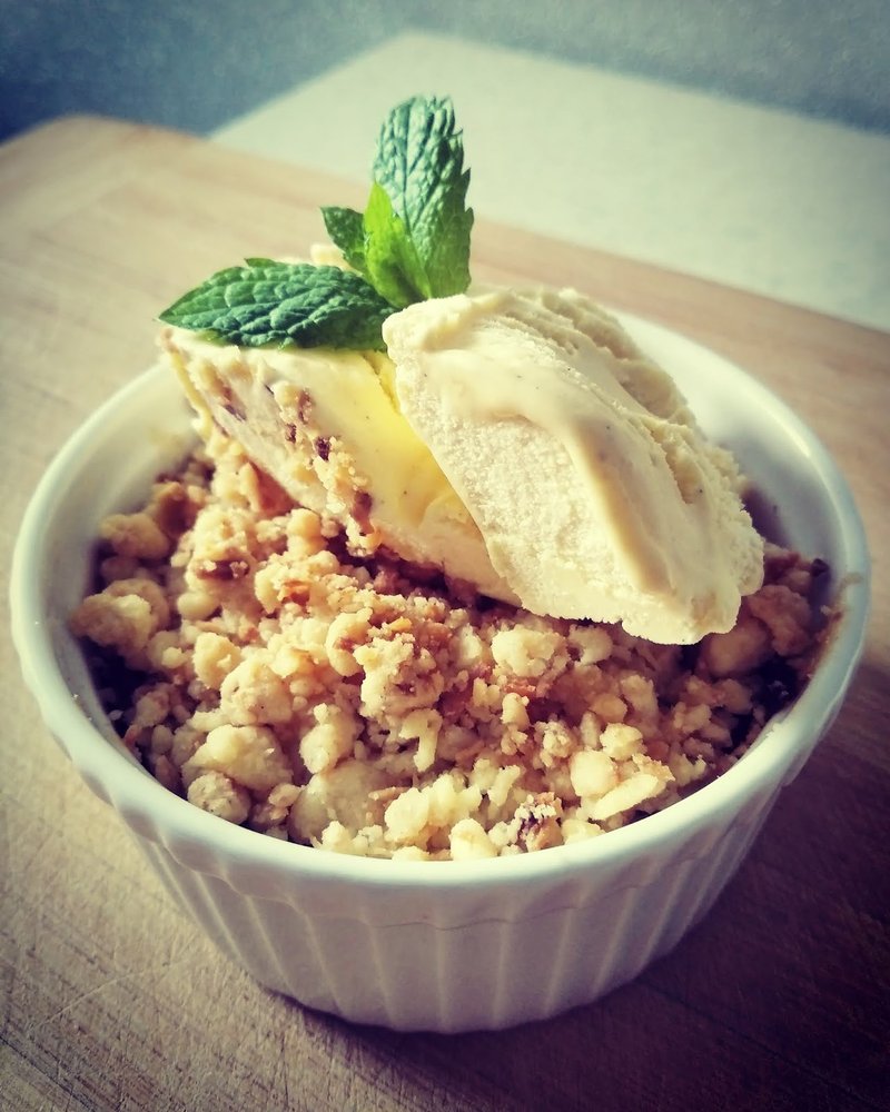 Brzoskwinie zapiekane z wanilią i kokosową kruszonką, brzoskwiniowe crumble