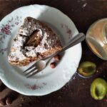 Ciasto z orzechami laskowymi, śliwkami, czekoladą i cynamonem