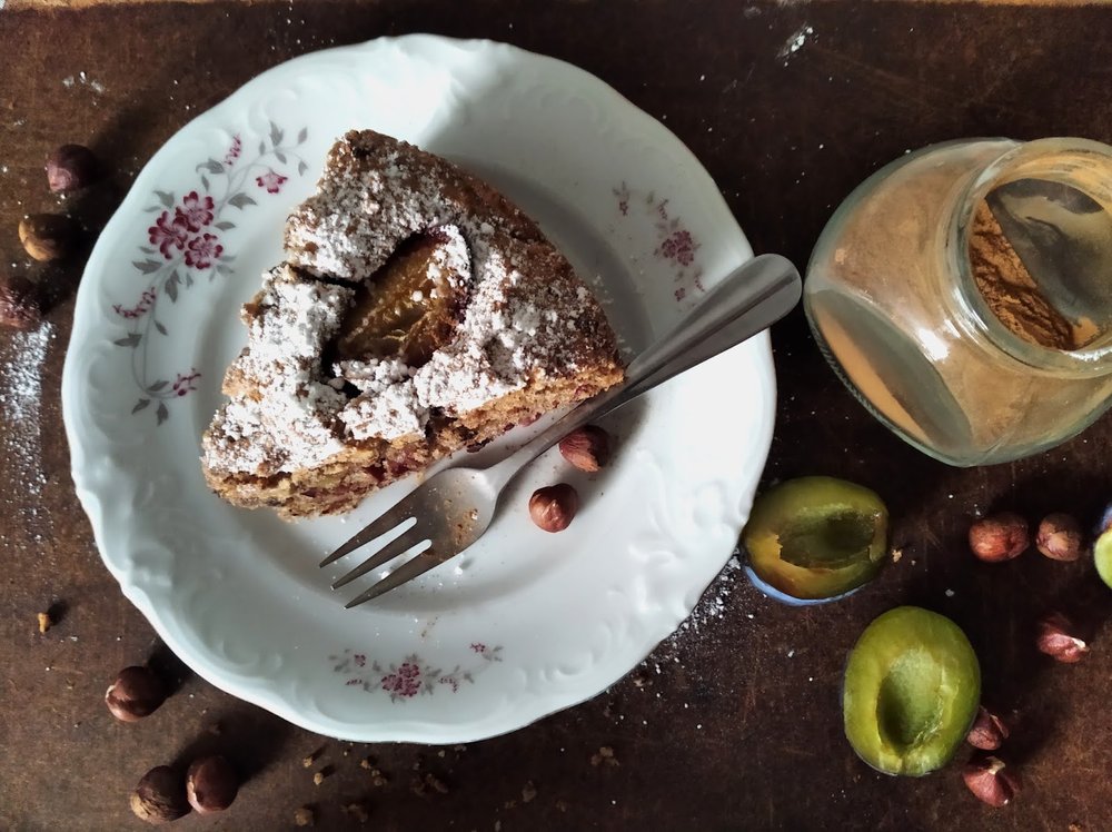 Ciasto z orzechami laskowymi, śliwkami, czekoladą i cynamonem