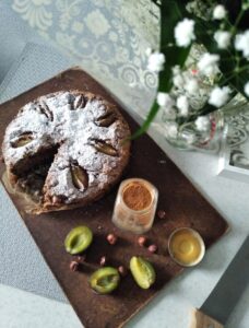 Ciasto z orzechami laskowymi, śliwkami, czekoladą i cynamonem