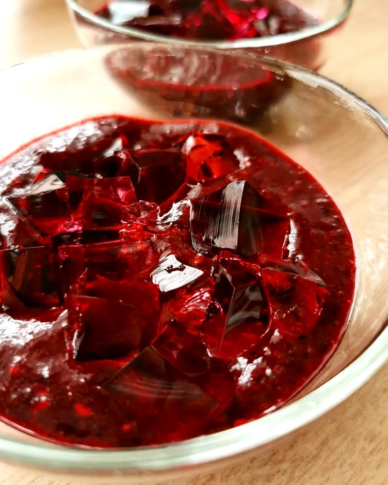 Deser z galaretką malinową