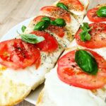 Domowa zapiekanka z pomidorem i mozzarellą