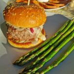 Domowy burger z łódeczkami z batatów