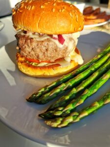 Domowy burger z ł&oacute;deczkami z batat&oacute;w