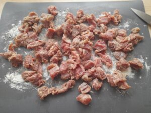 Gulasz wołowy z papryką i pieczarkami