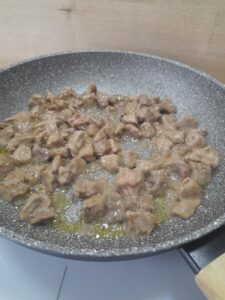 Gulasz wołowy z papryką i pieczarkami