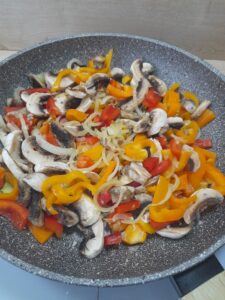 Gulasz wołowy z papryką i pieczarkami