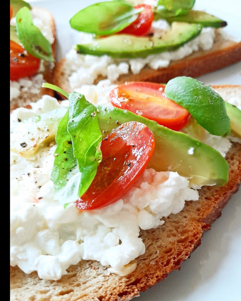 Kanapki z bazylią, awokado i pomidorem