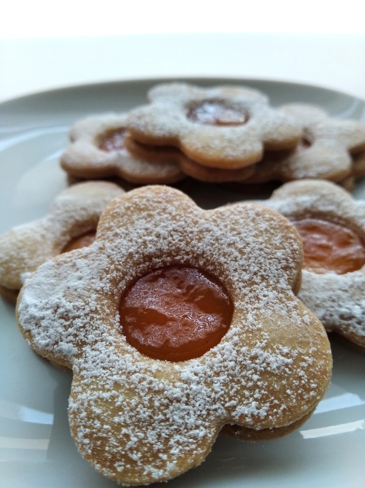 Kruche ciasteczka przekładane dżemem