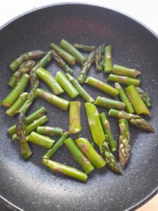 Makaron z pesto i szparagami