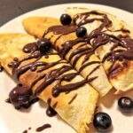 Naleśniki z białym serem i owocami