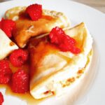 Naleśniki z malinami i syropem klonowym