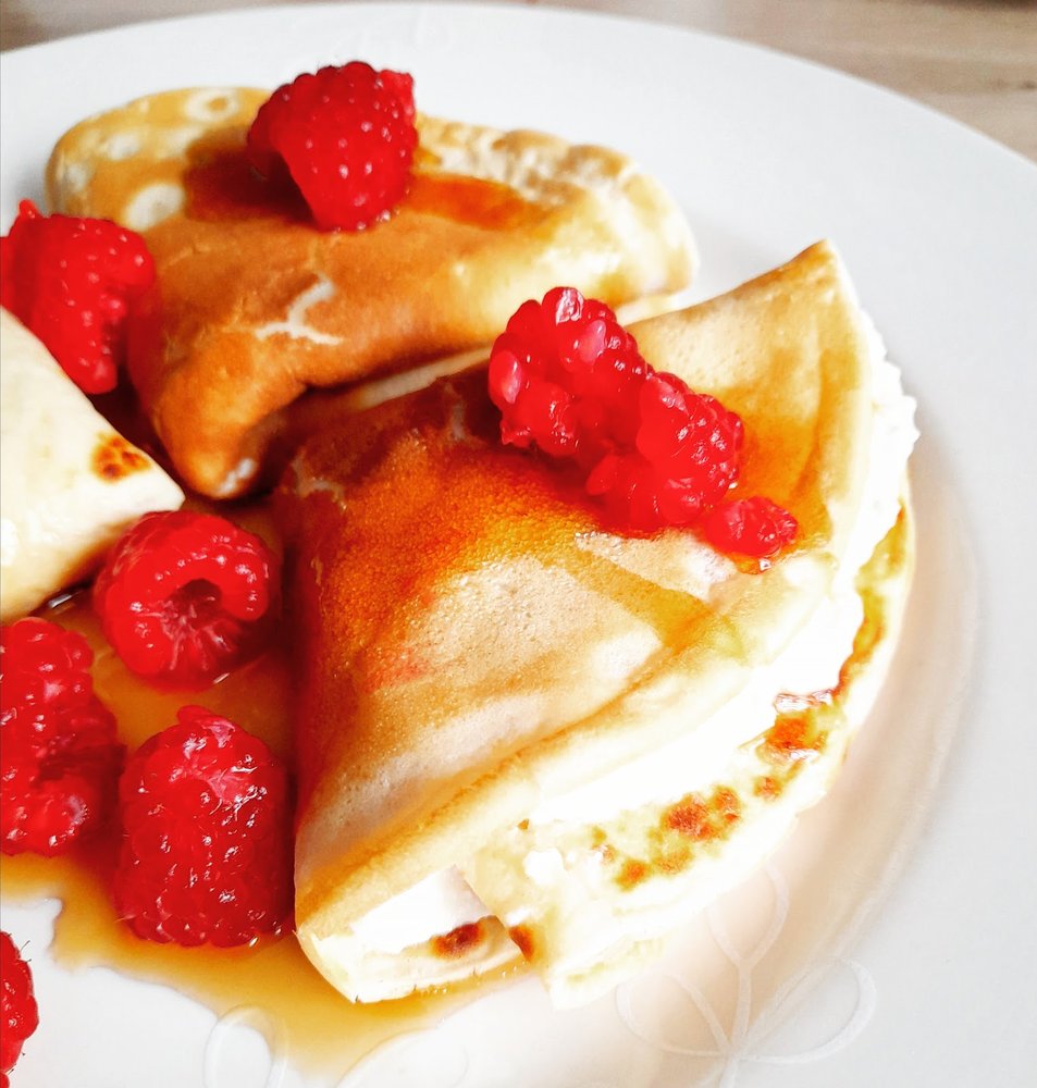 Naleśniki z malinami i syropem klonowym