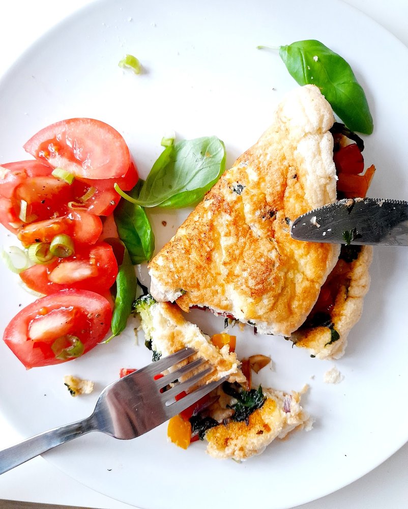 Puszysty omlet śniadaniowy z warzywami