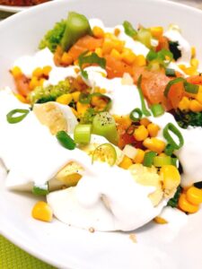 Sałatka z brokułem i wędzonym łososiem