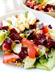 Sałatka z buraczkami i ciecierzycą