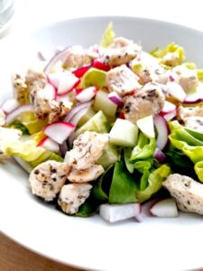 Sałatka z kurczakiem zielonym og&oacute;rkiem i rzodkiewką