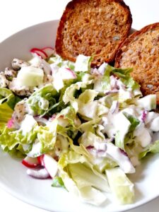 Sałatka z kurczakiem zielonym og&oacute;rkiem i rzodkiewką