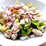 Szybki w przygotowaniu pomysł na przekąskę. Sałata, świeży ogórek, rzodkiewka, czerwona cebulka i kurczak