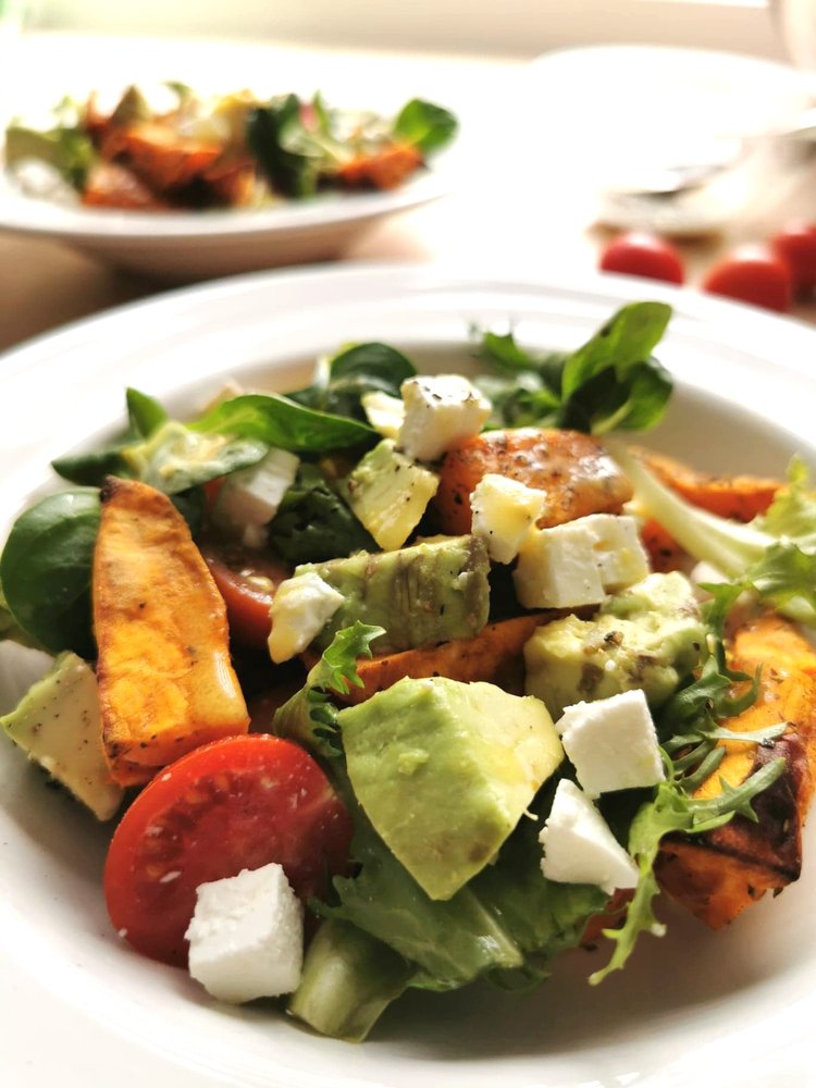 Sałatka z pieczonym batatem i awokado