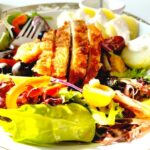 Smażony kurczak z ziemniakami i sałatką