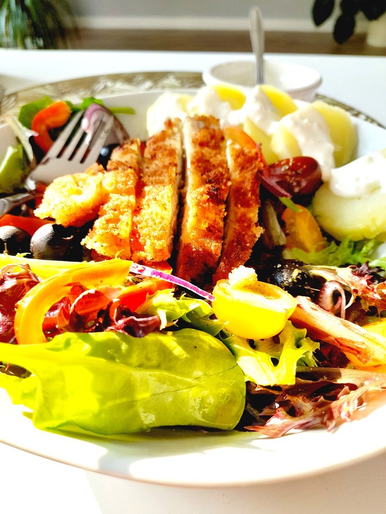 Smażony kurczak z ziemniakami i sałatką