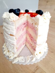 Tort truskawkowo - śmietankowy