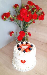 Tort truskawkowo - śmietankowy