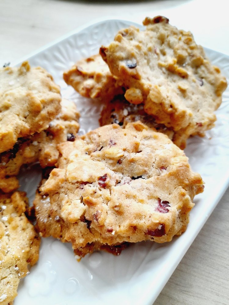 Ciasteczka owsiane z orzechami i żurawinami